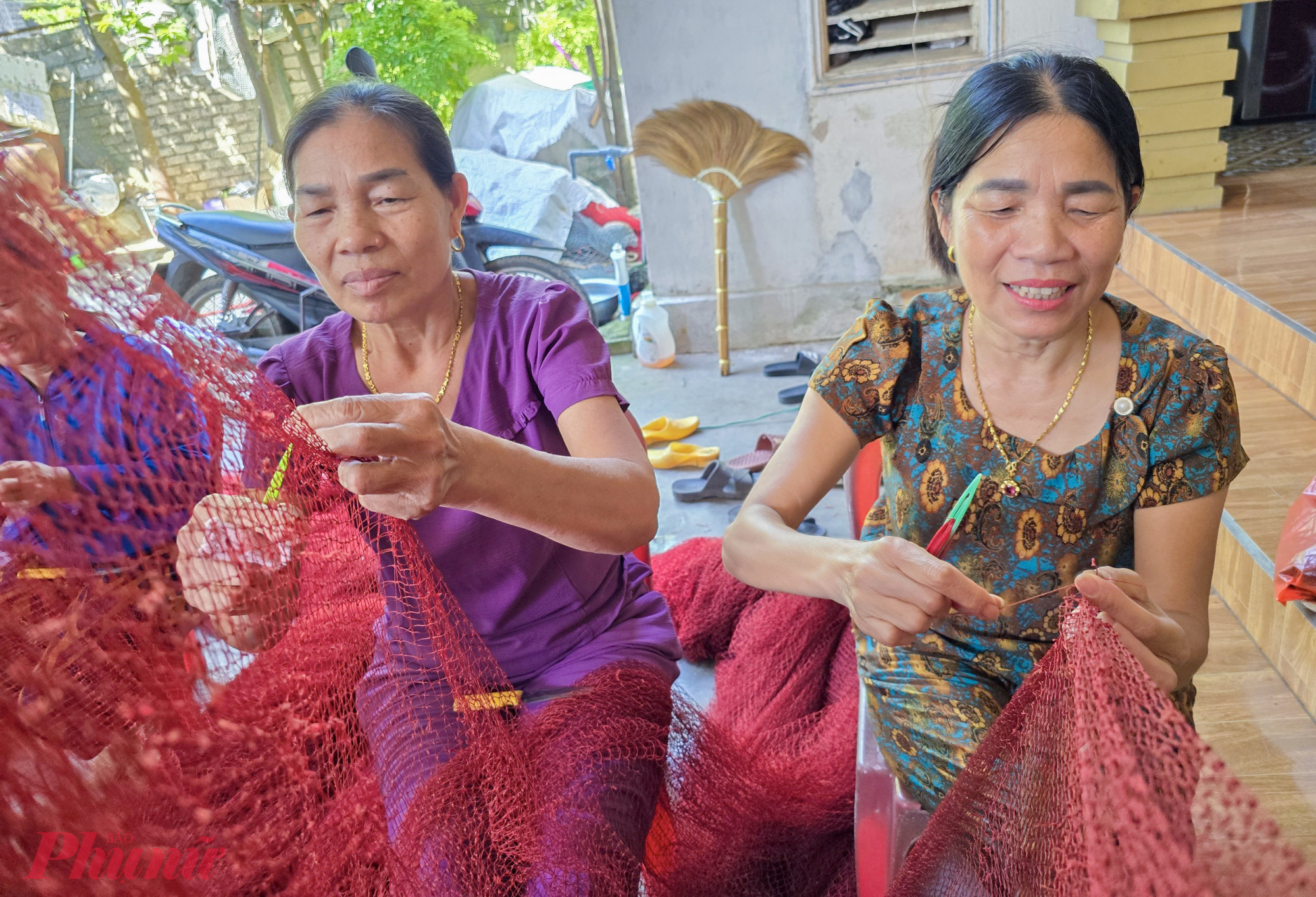 Bà Vũ Thị Huyền (53 tuổi, trú xóm Đại Tân, xã Quỳnh Long) cho biết, nghề vá lưới ở xã Quỳnh Long được duy trì từ đời này sang đời khác, gần như đã trở thành truyền thống, vừa tạo việc làm cho nhiều lao động, vừa là nét đẹp văn hóa đặc trưng của xã vùng biển. 