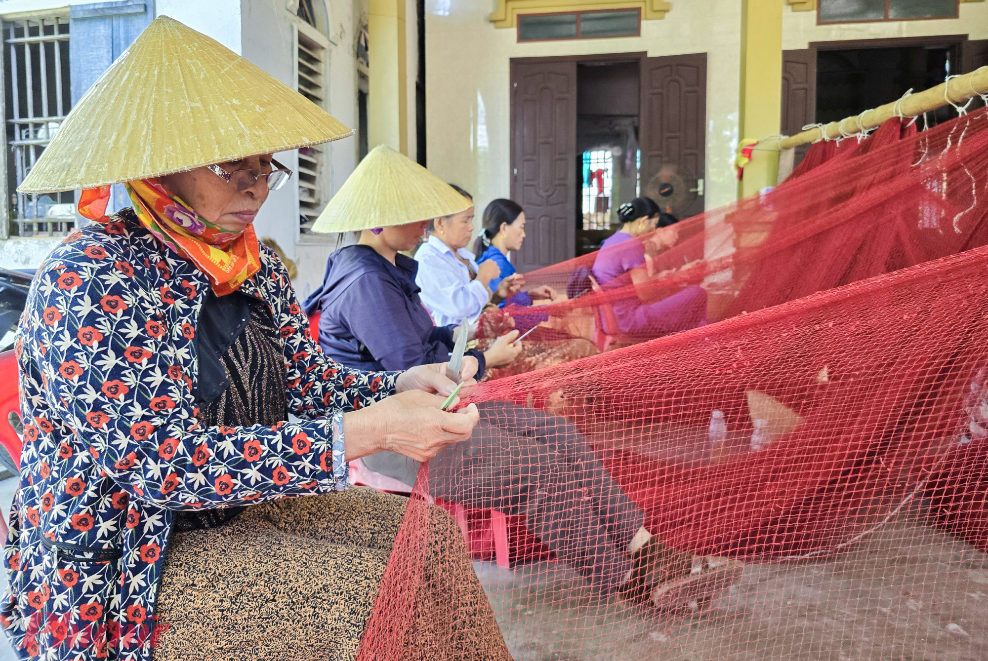 Theo bà Thanh, việc vá lưới không quá khó. Một người để thành thạo cách vá chỉ cần học hỏi, luyện tay nghề trong khoảng nửa năm. Phần lớn phụ nữ ở xóm Đại Tân đã quen với các công việc “hậu cần” của nghề đánh cá, nên những việc như vá lưới họ đã thuần thục từ nhỏ.