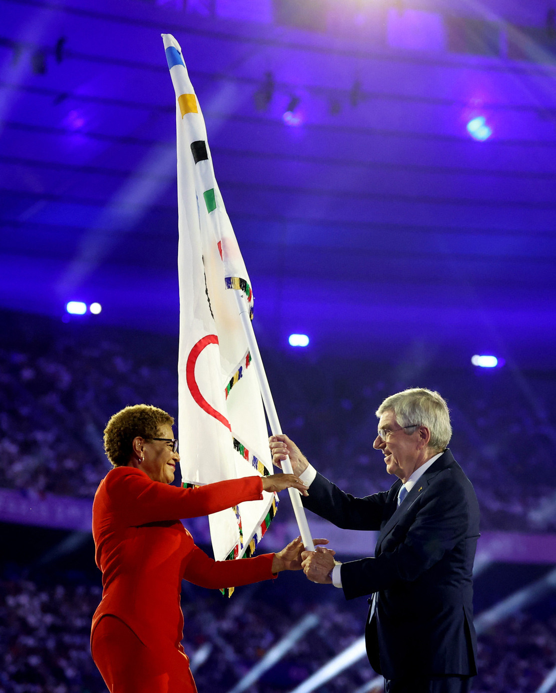 Chủ tịch Ủy ban Olympic quốc tế (IOC) - Thomas Bach trao cờ Olympic cho Thị trưởng Los Angeles - Karen Bass. Thành phố Los Angeles sẽ là chủ nhà của Thế vận hội lần thứ 34 diễn ra năm 2028