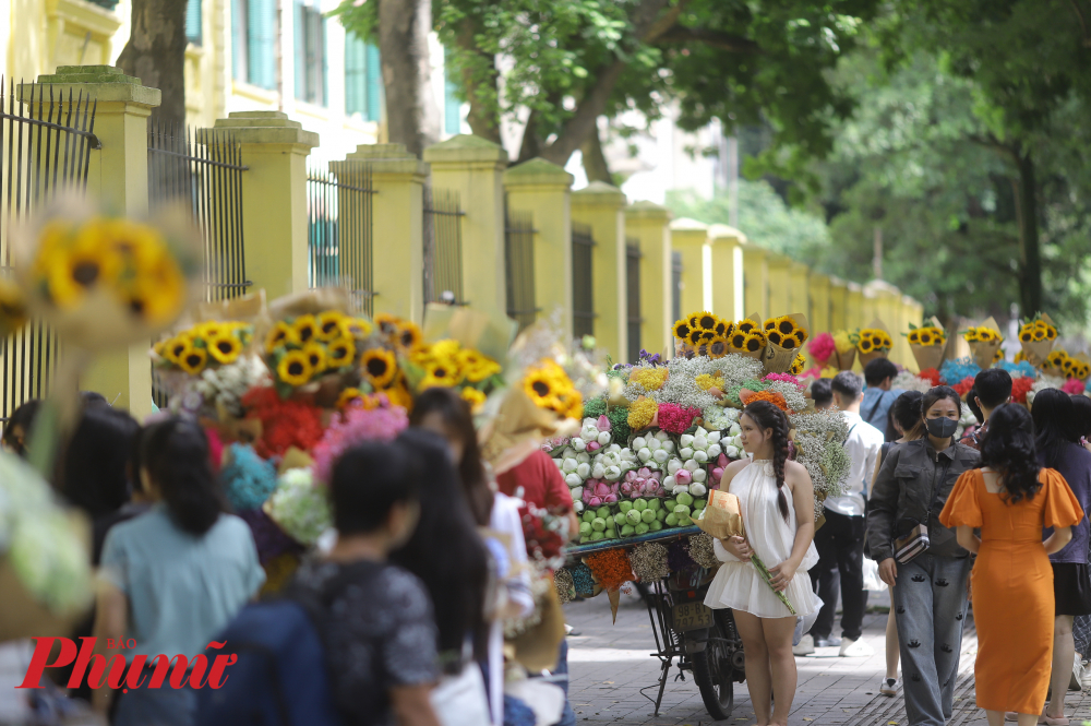 Những ngày đầu thu, xen với những ngày nắng gắt oi ả là những ngày đậm chất vị Thu Hà Nội khi thời tiết mát mẻ, nắng nhẹ dịu. Những ngày này, phố Phan Đình Phùng lại được dịp nhộn nhịp, các nghề ăn theo cũng được phen hốt bạc mỗi ngày.