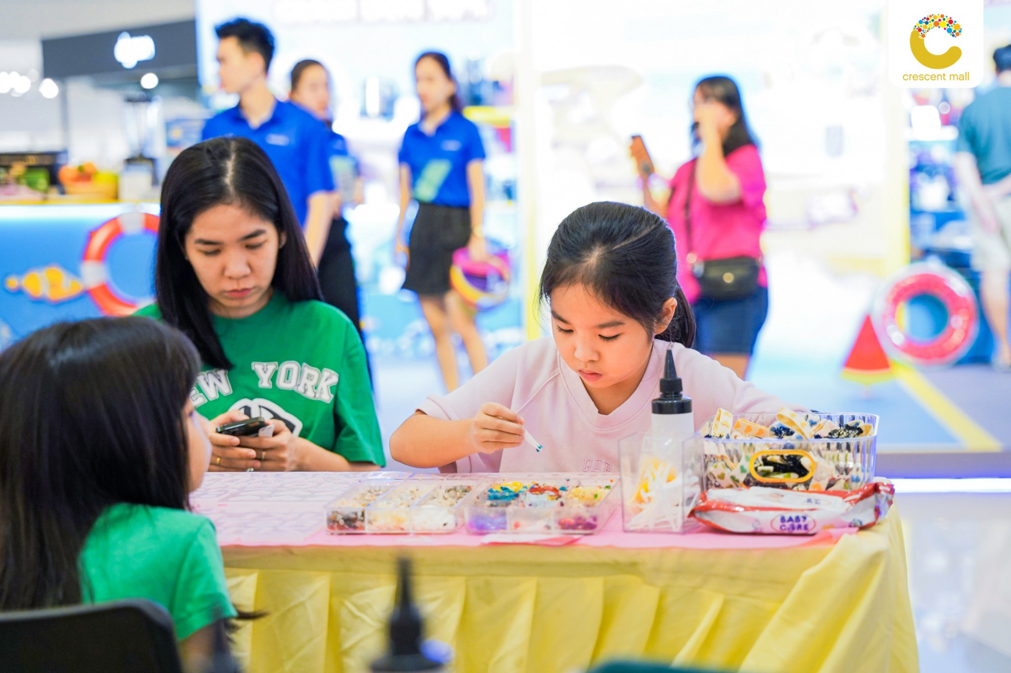 Kết Hè Rực Rỡ - Thỏa Sức Sáng Tạo Tại Crescent Mall! Mùa hè này, Crescent Mall vui mừng khi đã mang những cơ hội tuyệt vời cho các bé phát huy khả năng sáng tạo của mình thông qua hoạt động cuối tuần đầy thú vị. Từ trang trí Resin, xỏ hạt vòng tay hay tạo hình đất sét, tất cả đều nhận được sự quan tâm và tham gia nhiệt tình từ các bạn nhỏ. Đây là cơ hội để mỗi bạn được thỏa trí sáng tạo, biến những đồ vật đơn giản thành những tác phẩm nghệ thuật đáng yêu và mang dấu ấn, phong cách cá nhân độc đáo. Cảm ơn sự tham gia của tất cả các bạn và cùng điểm qua những khoảnh khắc tuyệt vời vừa qua nhé