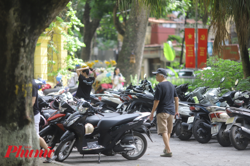 Bên cạnh chụp ảnh và cho thuê xe hoa, một số bãi trông xe tự phát cũng mọc lên dọc trên vỉa hè đường Phan Đình Phùng. Với giá vé 10.000 đồng/ lượt, hàng ngày có hàng trăm lượt gửi cũng giúp cánh trông xe kiếm bạc triệu.