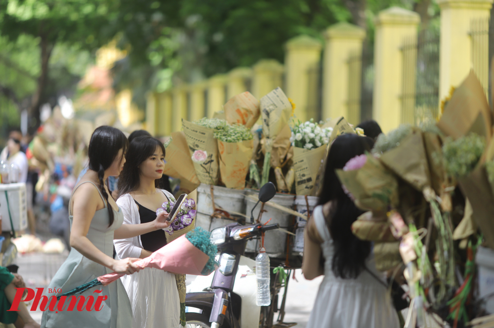 Chị Lan Anh (Tây Hồ) chia sẻ: 'Xe hoa bán dạo cũng vất vả mà không chắc đã bán được. Đứng đây cho thuê theo lượt 50.000 đồng/ lượt, mỗi ngày cũng kiếm được vài trăm đến cả triệu. Thỉnh thoảng có người thuê riêng xe để chụp 1 vài kiểu trong con ngõ nhỏ Hà Nội thì tôi lấy giá 100.000 đồng, nếu thuê trọn cả tiếng thì giá là 500.000 đồng'.