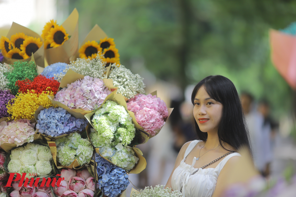 Bạn Linh Chi (Đống Đa, Hà Nội) chia sẻ: 'Mua cả bó hoa chỉ để chụp ảnh khá là đắt, 70-80.000 mà rồi cũng không để làm gì. Em cũng chỉ muốn chụp vài ảnh Thu Hà Nội cho có không khí thôi nên giá 50.000 để thuê mượn hoa cùng xe hoa là rất rẻ rồi'.