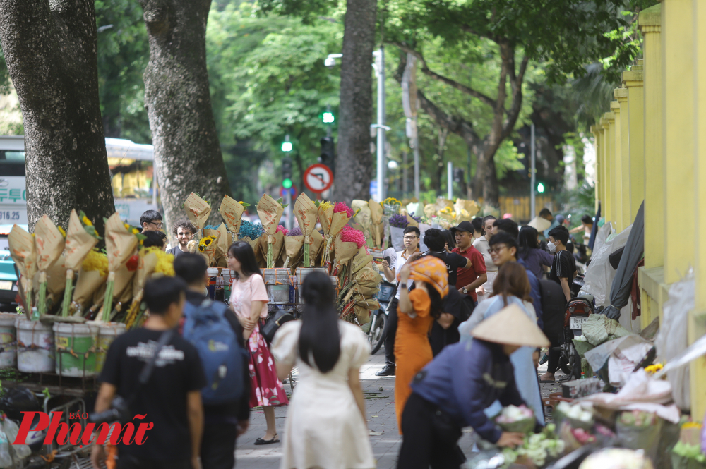 Nếu thuê riêng, các 'nàng thơ' sẽ phải chi tiền mạnh tay hơn. Một phó nháy chia sẻ: 'Tôi vừa chụp một mẫu trong 15-20' với giá 600.00 đồng. Không phải lúc nào cũng có người thuê chụp riêng nhưng túc tắc trong ngày cũng kiếm được cả triệu'.