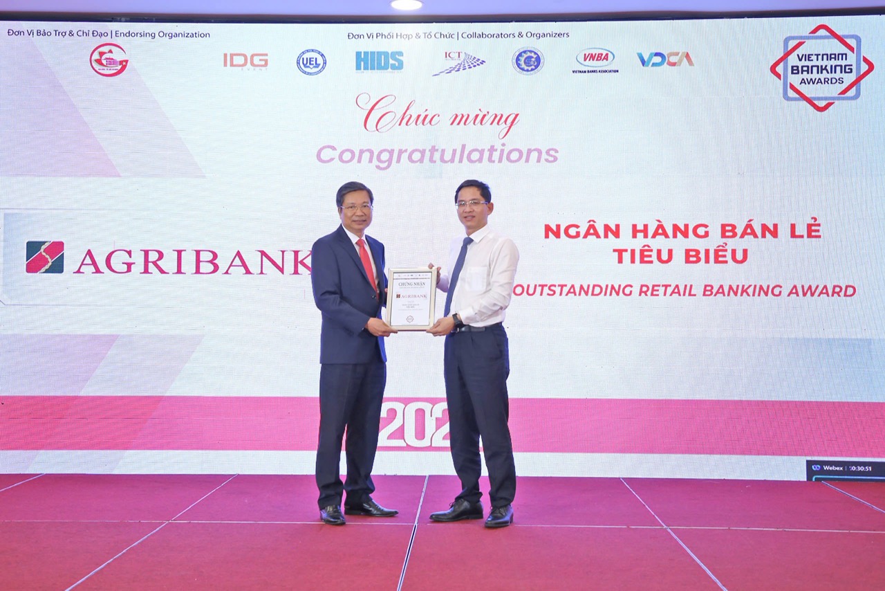 Agribank nhận danh hiệu “Ngân hàng bán lẻ tiêu biểu” 2024 - Ảnh: Agribank