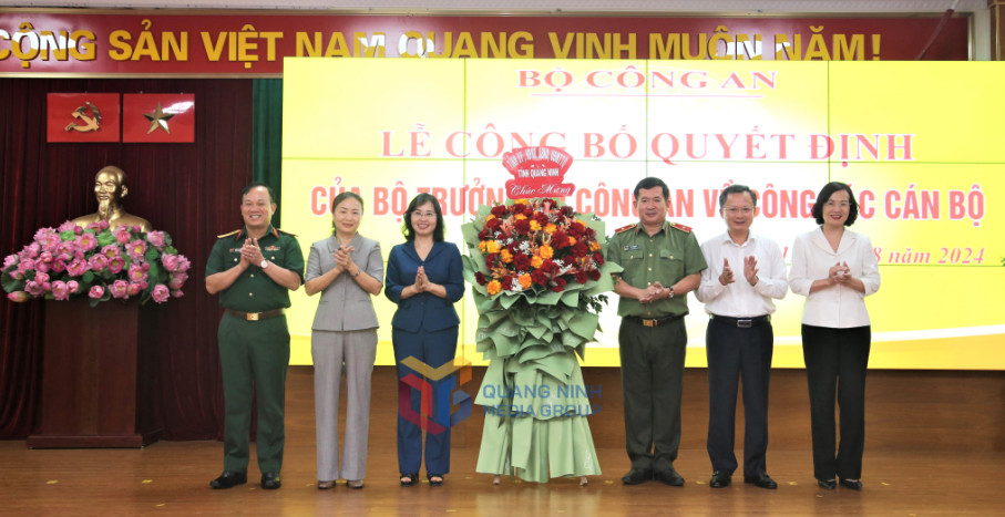 Lãnh đạo Tỉnh ủy, HĐND, UBND tỉnh tặng hoa chúc mừng đồng chí Thiếu tướng Đinh Văn Nơi, Cục trưởng Cục An ninh chính trị nội bộ, Bộ Công an.