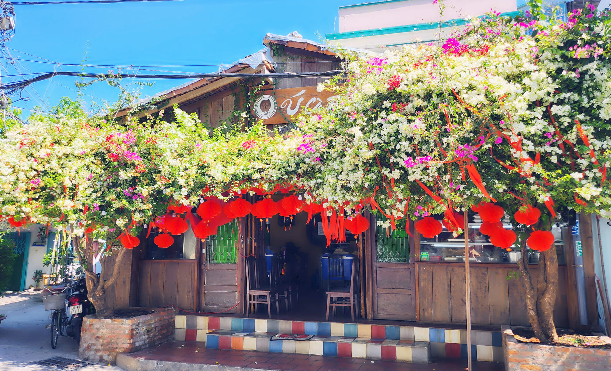 Lại một mùa Trung Thu đến rồi và Ú cà phê chắc là tiệm cafe trang trí Trung Thu sớm ở Sài Gòn luôn nè mọi người Vẫn là giữ tone chủ đạo màu vàng với những đường nét hoài cổ cùng với những chiếc đèn lồng sặc sỡ hay những chiếc đèn trung thủ đủ loại treo khắp quán tạo nên không gian vô cùng rực rỡ luôn. Chỉ cần giơ máy lên là có ảnh xịn xò rồi nè. Me nu đa dạng gồm các món trà trái cây, trà sữa, cafe, đá xay…. Và các món ăn mặn hay ăn vặt nữa. Trang trí rất xinh và ăn cũng rất ổn áp luôn nha mn Cùng ghé Ú cà phê làm bộ ảnh đón Trung Thu thôi nào.Ú cafe KoKeShi15 Đường 49.Phường Bình Thuận - Quận 7 TpHCMTừ 40 cành - Ảnh: Nguyễn Thảo