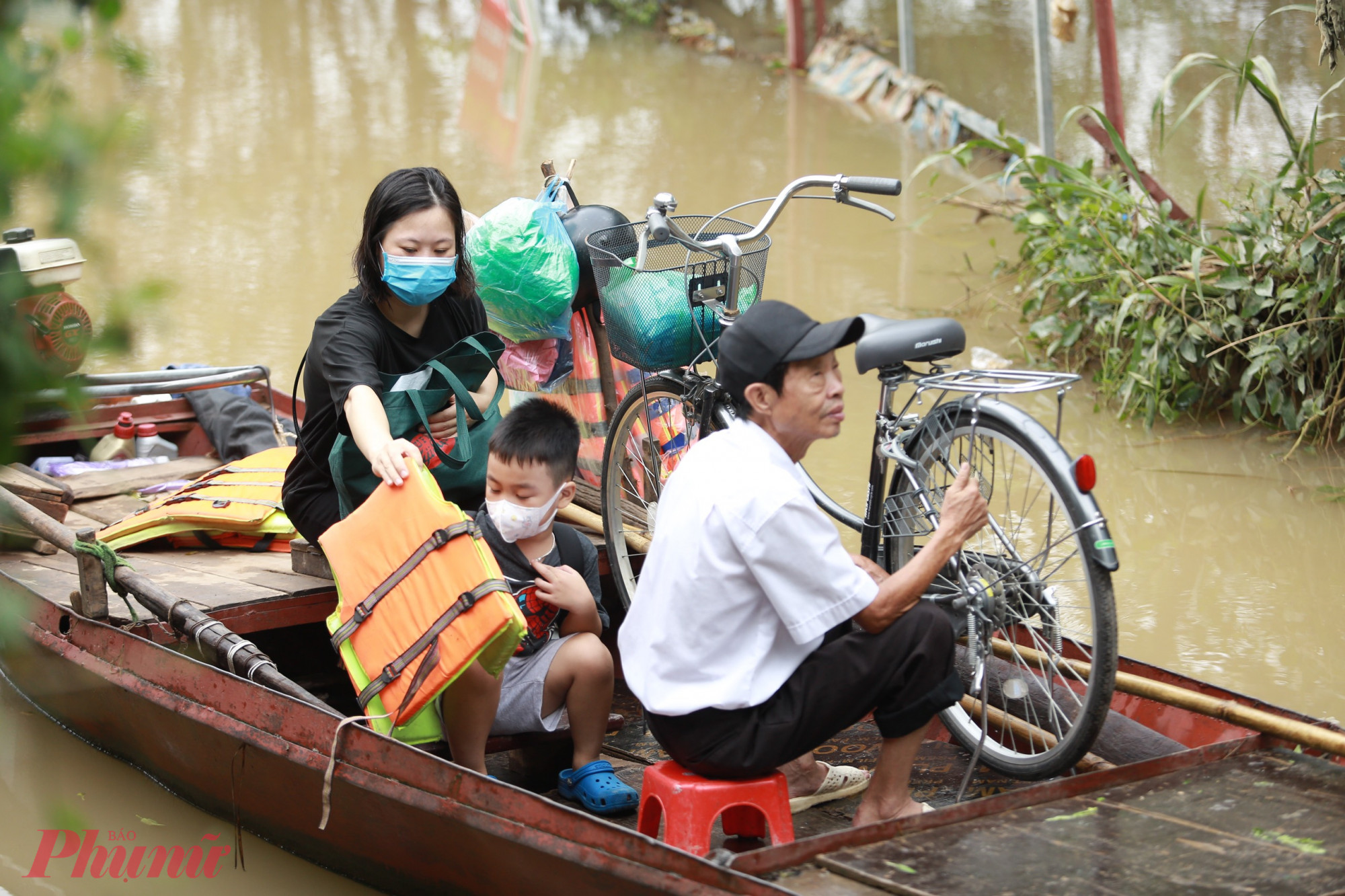 Phụ huynh đưa con đi học bằng đò.