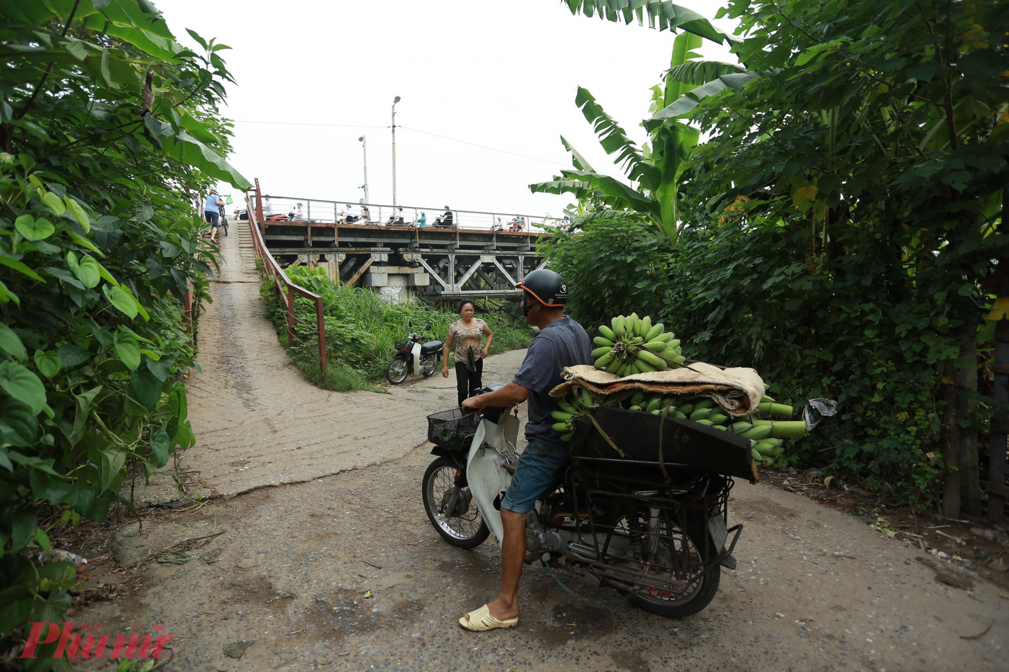 Có hai đường để xuống bãi giữa sông Hồng: một là từ cầu Long Biên xuống, hai là từ đường An Dương đi vào. Tuy nhiên, ít người chọn lối đi Cầu Long Biên vì sợ nguy hiểm. Đối với những người chọn lối đi cho phương tiện bằng đường lên cầu Long Biên cần 2-3 người phụ giúp đẩy mới có thể leo lên được.