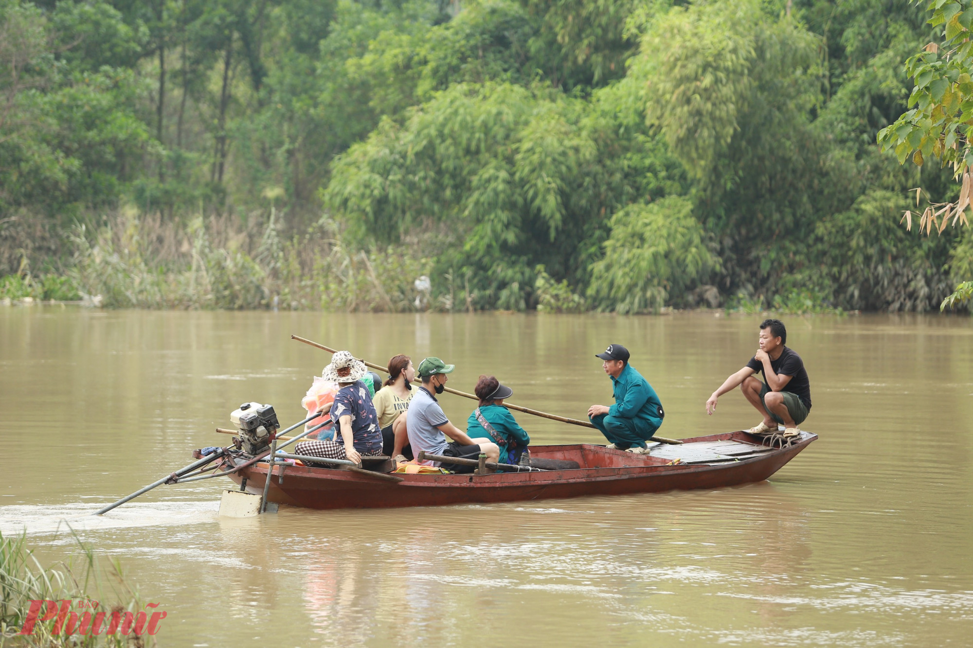 Ông Toàn cho biết, 1 tháng nay,  nước dâng cao không rút khiến cuộc sống, sinh hoạt của người dân vùng ven sông, bãi giữa sông Hồng bị ảnh hưởng rất lớn. Khu vực này, gần như năm nào cũng ngập bởi trên thượng nguồn xả lũ, cùng với mưa lớn kéo dài nhiều ngày. Cứ hễ ngập là tôi lại trưng dụng thuyền chở vừa giúp bà con, vừa kiếm thêm thu nhập. Khách chủ yếu là hàng xóm trong khu này, thi thoảng lắm mới có người ngoài vào đây khi ngập.”