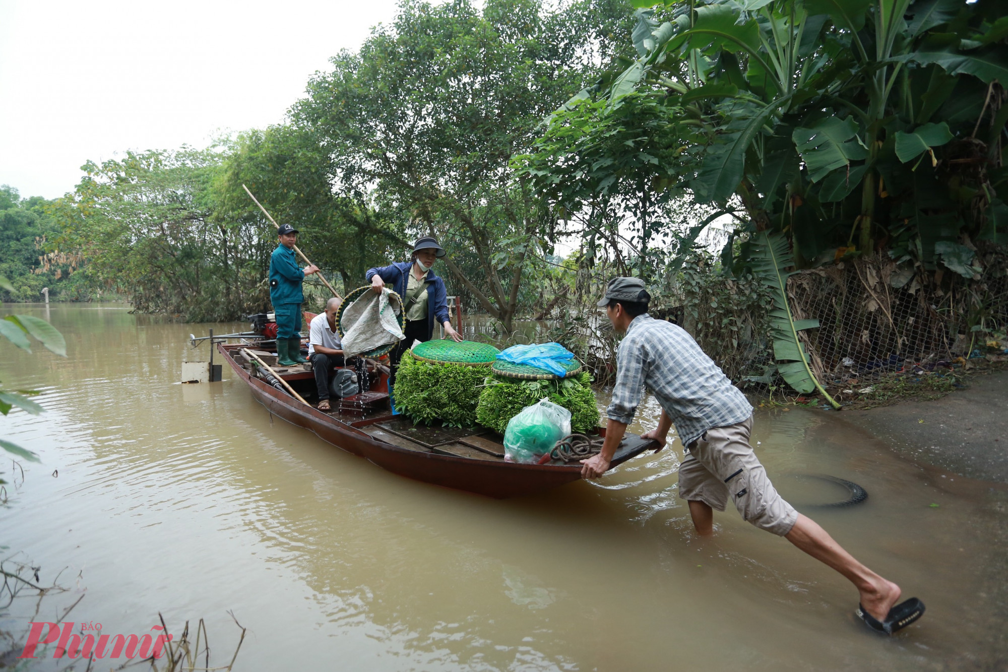 Còn đối với những người buôn bán, việc vận chuyển nông sản vô cùng khó khăn. Một người dân cho biết: “Khu vực bãi giữa là nơi trồng trọt của rất nhiều người dân kinh doanh, buôn bán nhỏ lẻ các loại rau, củ, quả và đó là khoản thu nhập chính. Cứ hễ ngập là bắt buộc phải đi đò, bởi lối đi cầu Long Biên rất cao, trơn trượt, xe máy chở thêm hàng hóa đi lối này rất nguy hiểm, mà vượt qua ngập thì không nổi, vậy nên không còn cách nào khác.”