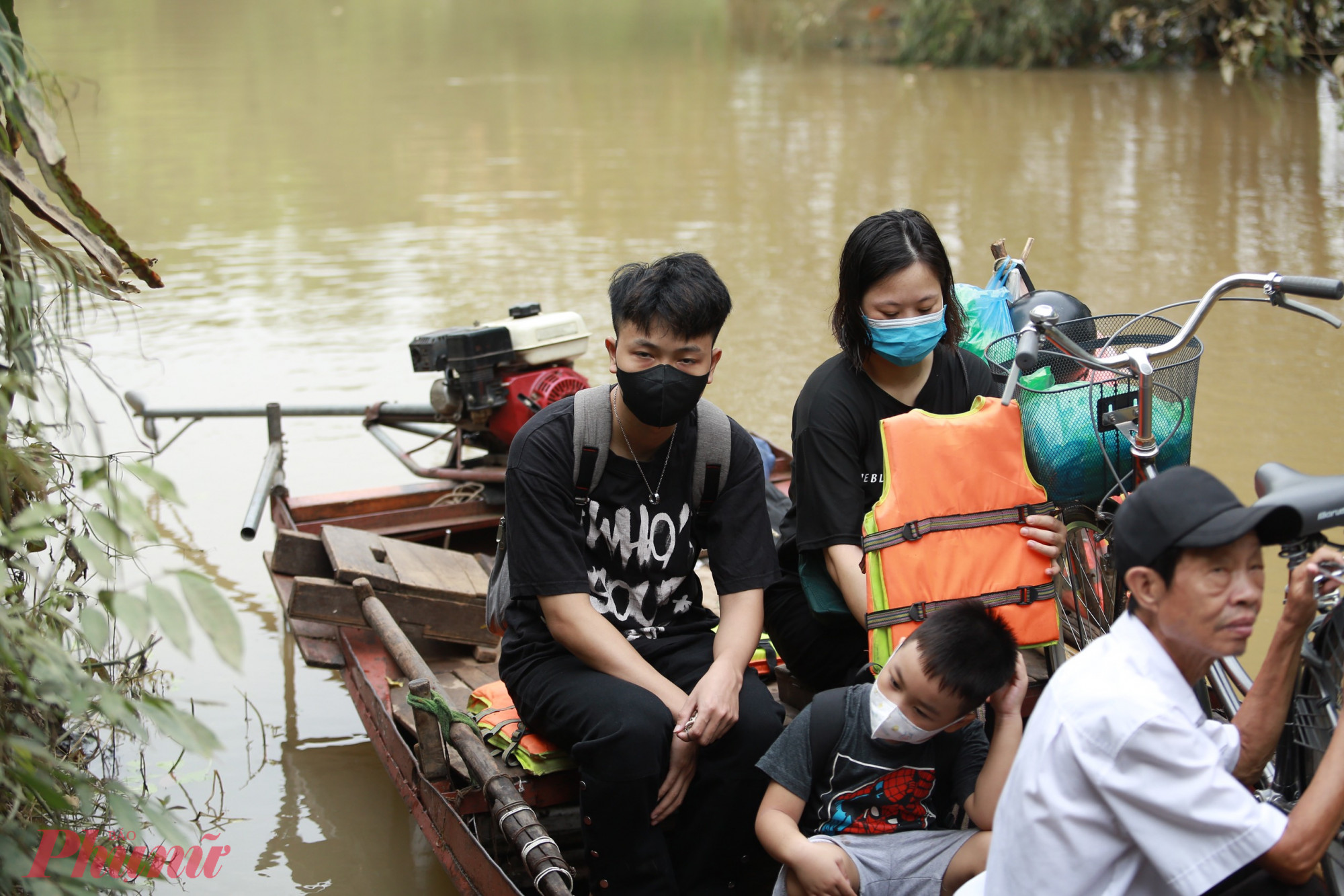  “Tôi học tại Cầy Giấy, nếu bình thường chỉ mất khoảng 30 phút để di chuyển từ nhà đến trường, thế nhưng 1 tháng nay, việc đi học tốn cả mớ thời gian. Nếu học buổi sáng vào lúc 7 giờ, tôi dậy từ 5 giờ 30 để đi ra bến đợi đò, qua được khúc ngập phải vào lấy xe đã gửi, trung bình mất thêm 30 phút nữa mới đến được điểm trường.” Anh Nguyện nói.