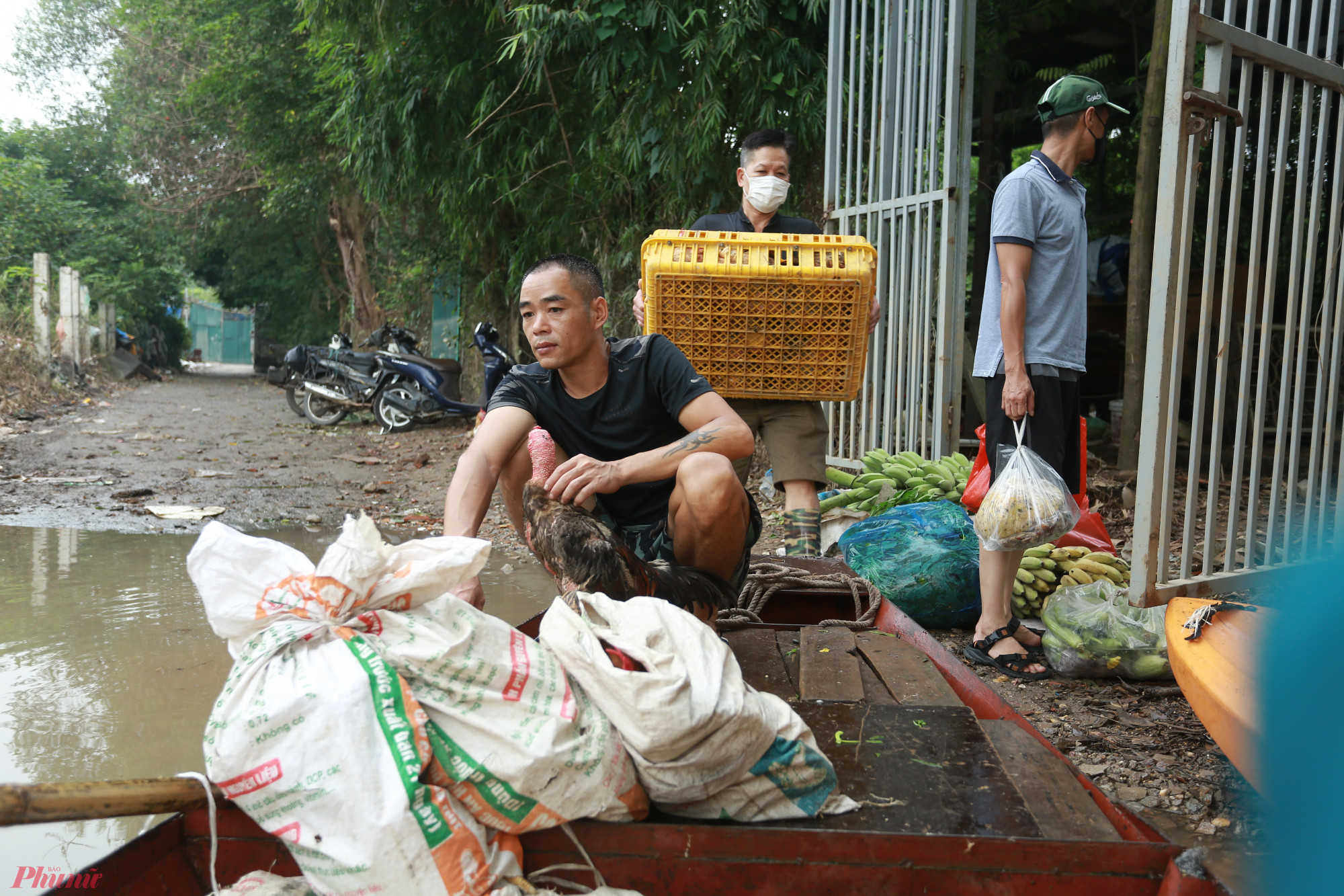 6 giờ sáng, chiếc đò ông Toàn cập bờ, hàng chục người dân đã đứng chờ sẵn, có người mang thực phẩm trồng được đi bán, có người đang vội vã đi học, đi làm ngày đầu tuần.