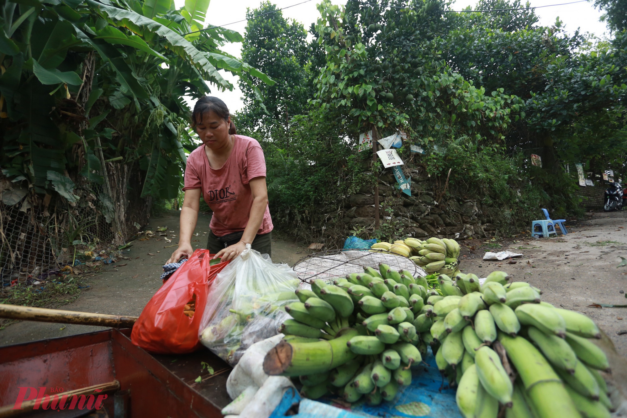 Người dân vận chuyển đồ đạc, lương thực bằng đò tại bãi giữa Sông Hồng.