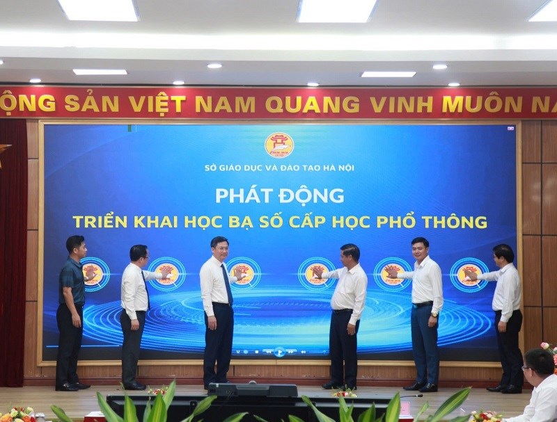 Hà Nội bấm nút phát động triển khai thực hiện học bạ số cấp phổ thông năm học 2024-2025. Ảnh: HNE