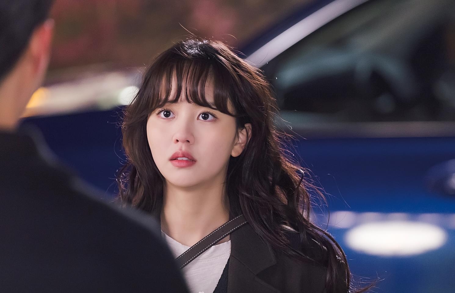 Trong những thước phim mới nhất, Kim So Hyun gây bất ngờ khi thay đổi tạo hình với mái tóc uốn hippie năng động, cá tính nhưng vẫn tôn lên phong cách mộc mạc, nhẹ nhàng của nhân vật Lee Hong Ju ở tuổi 29. Đồng thời, cô nàng cũng uốn nhẹ phần mái để tạo độ bồng bềnh, phù hợp với kiểu tóc xoăn sóng xù mì này.