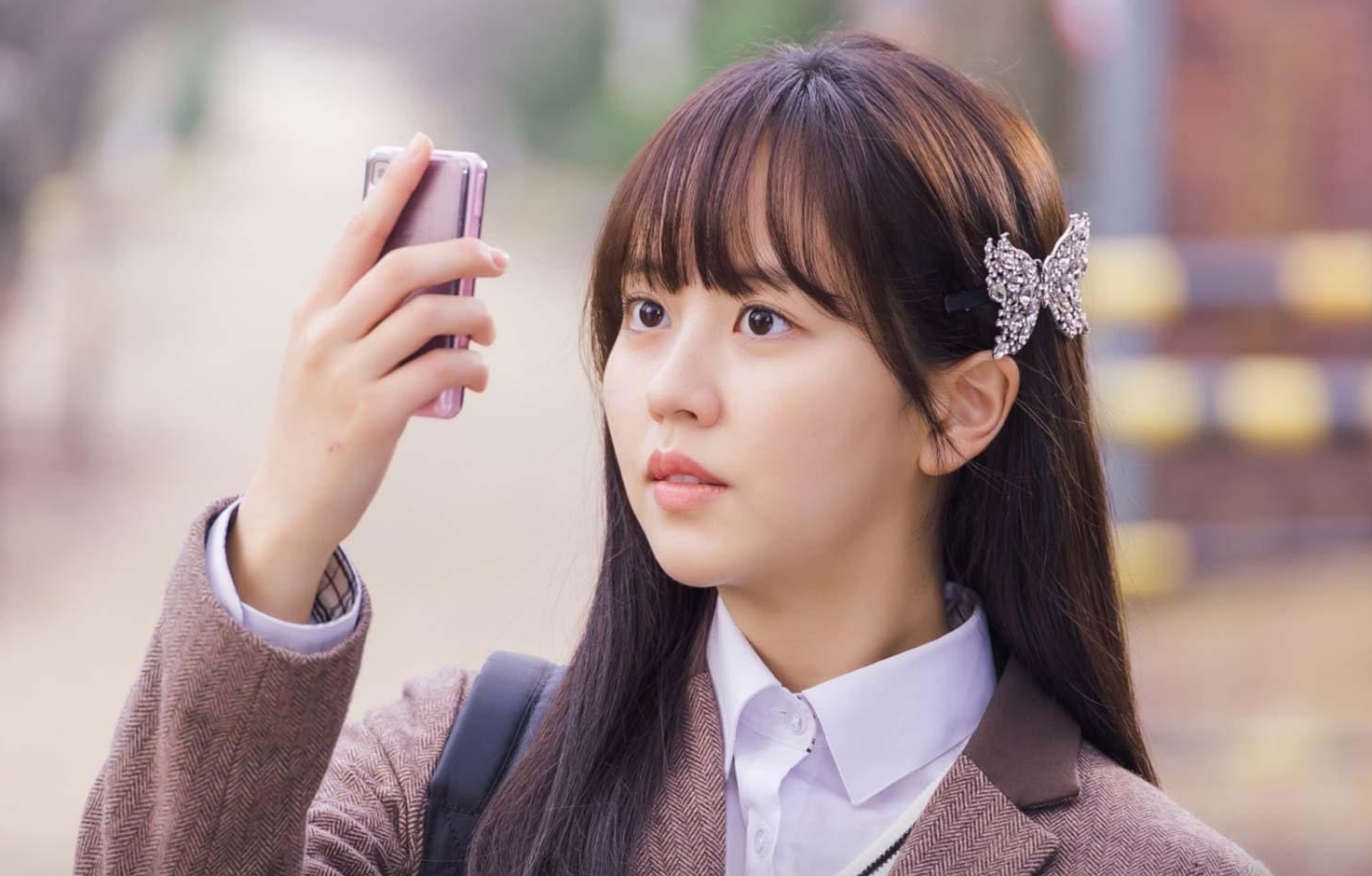 Tóc mái thưa:  Theo dõi Kim So Hyun từ những ngày đầu, khán giả không khó để nhận ra kiểu tóc mái thưa luôn gắn liền với cô nàng từ trong đời thường đến các tạo hình trên phim. Có thể nói, mẫu tóc mái này là “chân ái” để tôn lên nét đẹp thanh tú, dịu dàng của nữ diễn viên tuổi Mão. Đồng thời, phần tóc mai dài được cắt tỉa lưa thưa cũng là bí quyết để “hoá giải” đặc điểm gò má cao, giúp diện mạo thêm phần tươi trẻ, đầy sức sống.