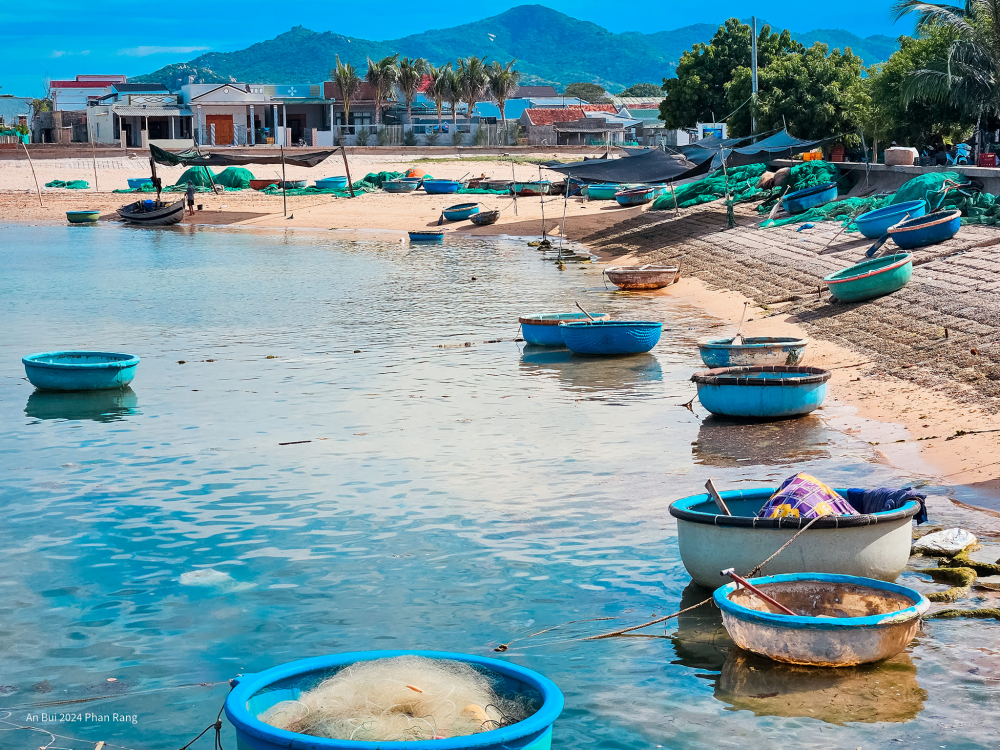 Ngoài các bãi biển, đến Phan Rang - Tháp Chàm dịp lễ 2/9, du khách có thể thử thách trekking Núi Chúa, ngắm san hô ở tàu đáy kính Vĩnh Hy, khám phá làng gốm Bầu Trúc, các tiểu sa mạc... - Ảnh: An Bùi