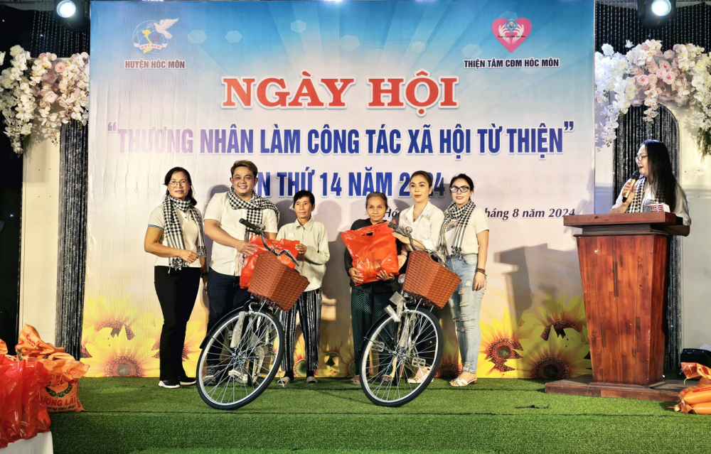 Các thương nhân nhóm Thiện tâm chợ đầu mối Hóc Môn tặng chị em phụ nữ khó khăn xe đạp  để làm phương tiện mưu sinh 