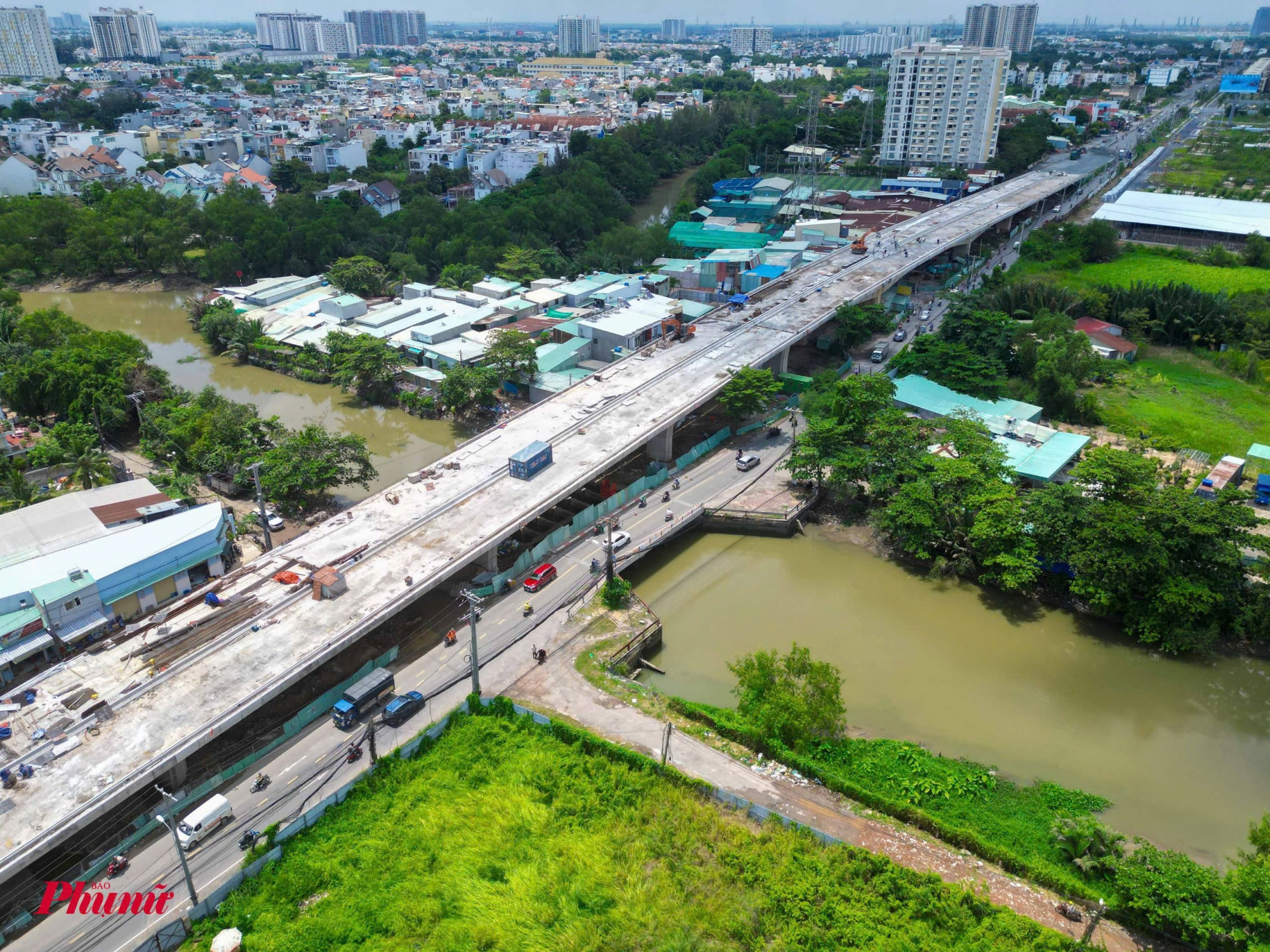 Sau hơn 1 năm thi công trở lại do vướng mặt bằng, hiện nay dự án cầu Nam Lý đã dần hoàn thiện để sớm thông xe.