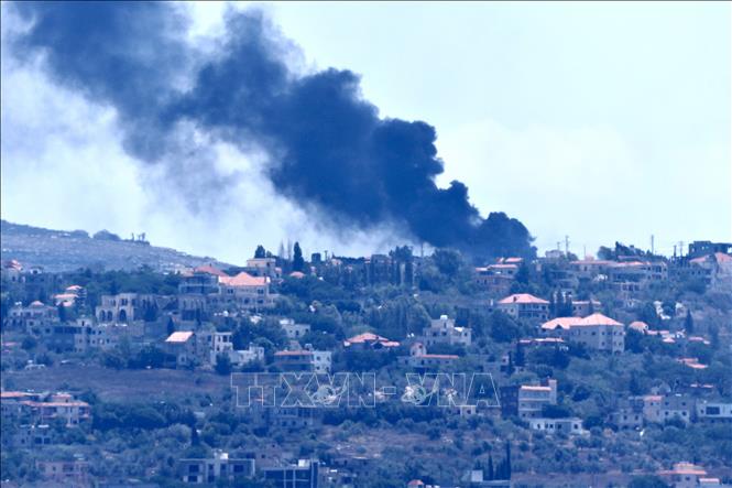 Khói bốc lên sau vụ không kích của Israel nhằm vào một nhà máy điện ở thị trấn Taybeh, Liban ngày 4/8/2024. Ảnh: TTXVN