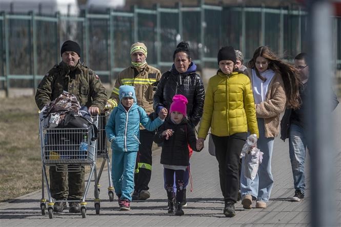 Người dân Ukraine sơ tán tránh chiến sự tới cửa khẩu Medyka, giáp giới Ba Lan ngày 27/3/2022. Ảnh: AFP/TTXVN