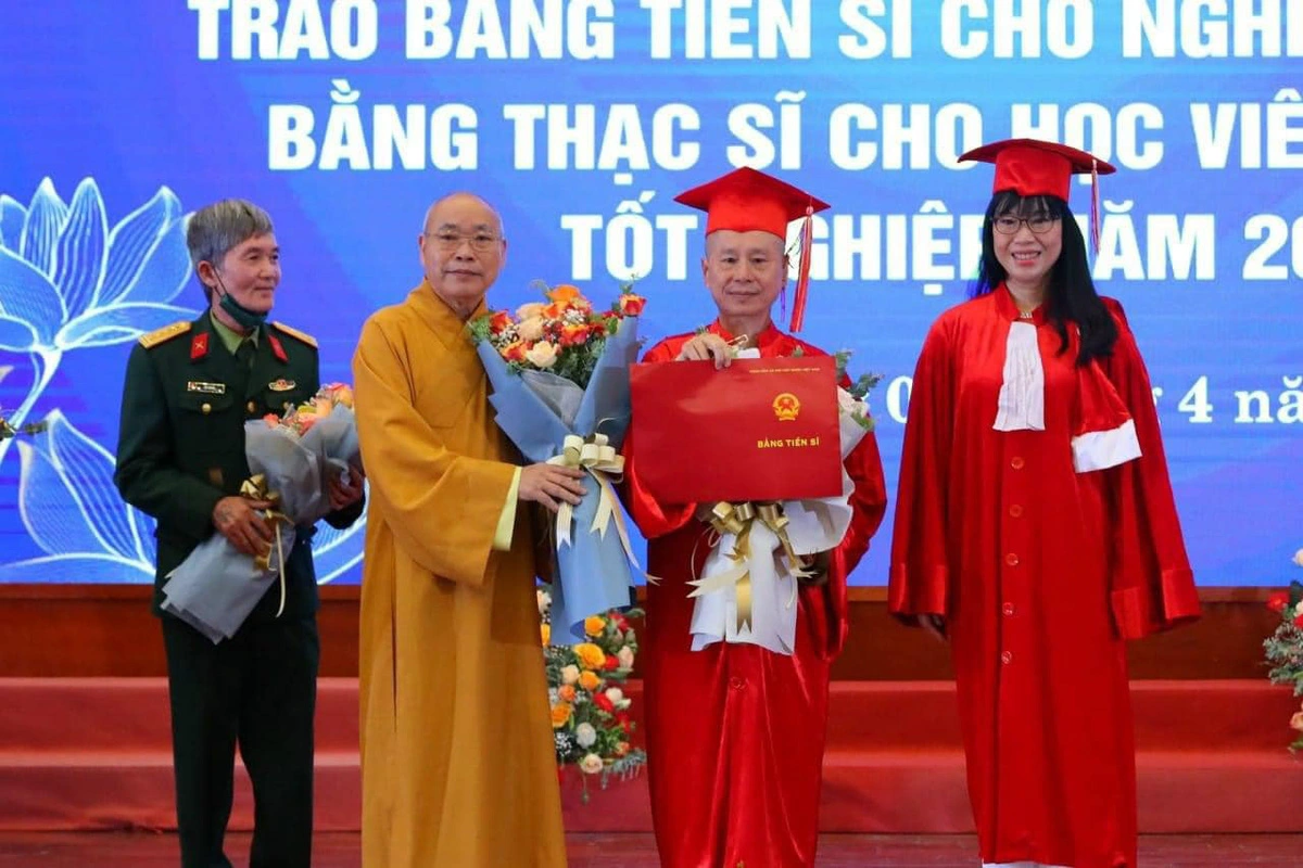 Thượng tọa Thích Chân Quang (thứ 2 từ phải sang) nhận bằng tiến sĩ luật vào tháng 4-2022 - Ảnh: Cổng TTĐT Giáo hội Phật giáo Việt Nam