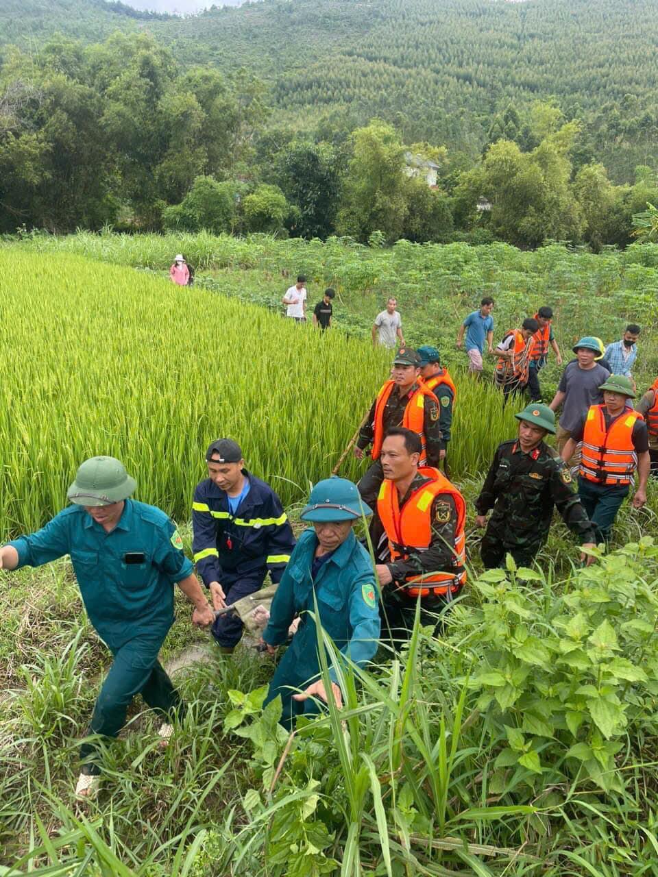 Lực lượng chức năng đã đã tìm được 2 thi thể bị lũ cuốn trôi. Ảnh: MXH.