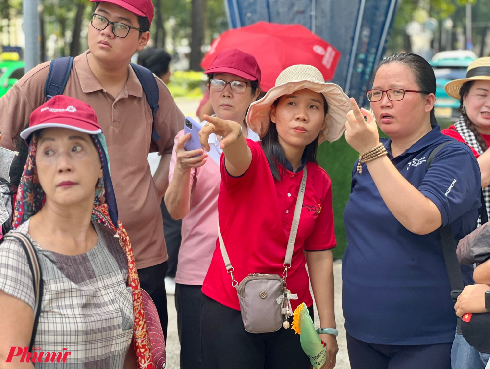 Khách trong đoàn nghe thuyết minh về điểm đến.