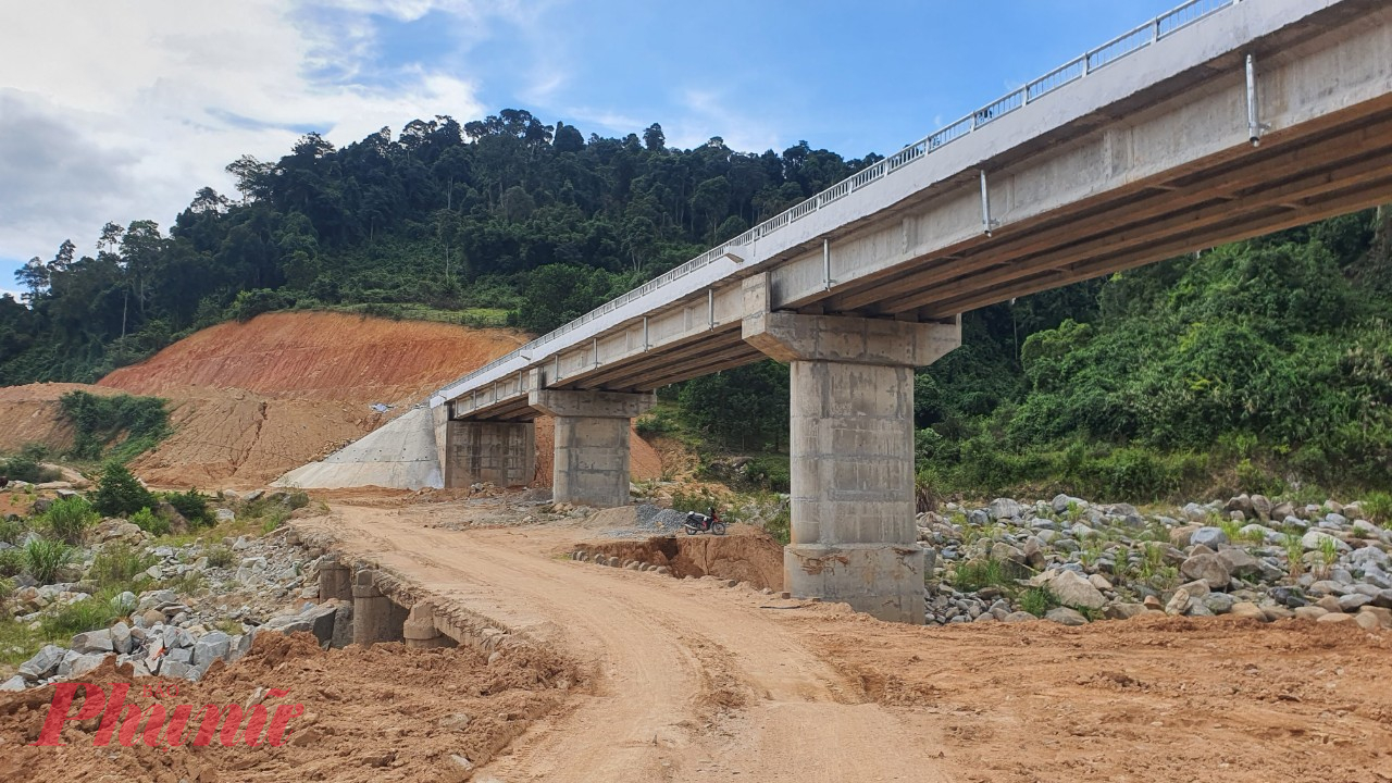 Theo ông Trung: “Tuyến ĐH1.PS đến nay mới được 45% khối lượng, nhà thầu cam kết đến 31/10 sẽ đạt 80% và xin gia hạn đến 2025 hoàn thành. Tuyến ĐH2.PS đến 31/12 cơ bản hoàn thành phần mặt đường. Tuyến ĐH5.PS còn 4km từ cầu Khỉ đến cầu Đăk Mét chưa triển khai, nhà thầu cam kết 30/9 sẽ đổ cấp phối”.