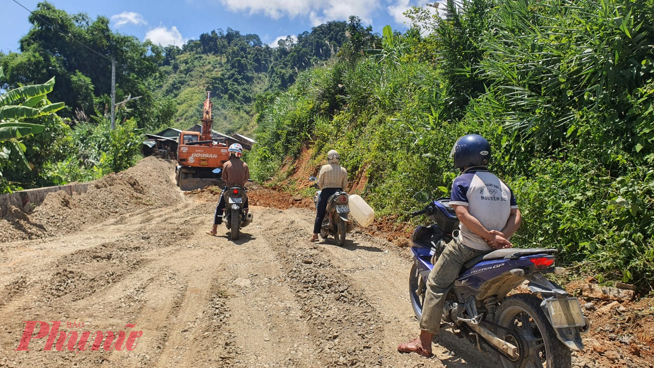 Ông Hồ Văn Long – Phó chủ tịch UBND xã Phước Lộc – cho biết: Đợt thiên tai, địa phương bị thiệt hại rất nặng nề. Đến nay, nhờ sự hỗ trợ của chính quyền các cấp, cuộc sống của người dân dần trở lại ổn định. Tuy nhiên khó khăn nhất vẫn là đường sá chưa hoàn thành, gây rất nhiều trở ngại cho cán bộ và người dân. Bình thường trời nắng thì vẫn có thể đi lại được nhưng mưa xuống là không dám đi, sợ đá lại lăn xuống hoặc sạt lở bất chợt. Do đó, địa phương đã kiến nghị rất nhiều lần, mong muốn chủ đầu tư cũng như các nhà thầu đẩy nhanh tiến độ để có đường cho dân đi”.