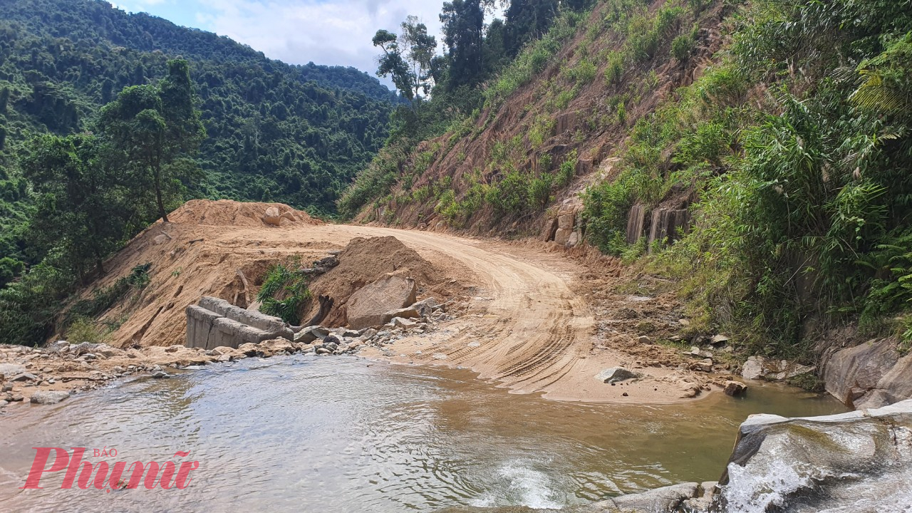 Lý giải về nguyên nhân chậm tiến độ, ông Trung cho rằng, mất một năm 2021 để làm các thủ tục nên 2022 mới triển khai thi công. Đồng thời, giá vật liệu tăng, thiếu hụt vật liệu xây dựng nên nhà thầu thi công cầm chừng để nghe ngóng chờ vật giá giảm, đến năm 2023 khi giá cả vật liệu giảm mới bắt đầu thi công lại. Đồng thời, thời tiết cũng là một nguyên nhân để đổ lỗi.