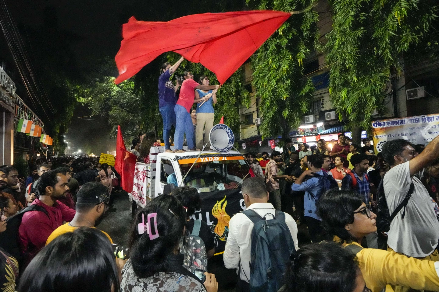 Những người biểu tình tham gia tuần hành lúc nửa đêm ngày 14/8/2024 tại Kolkata - Ảnh AP/Bikas Das