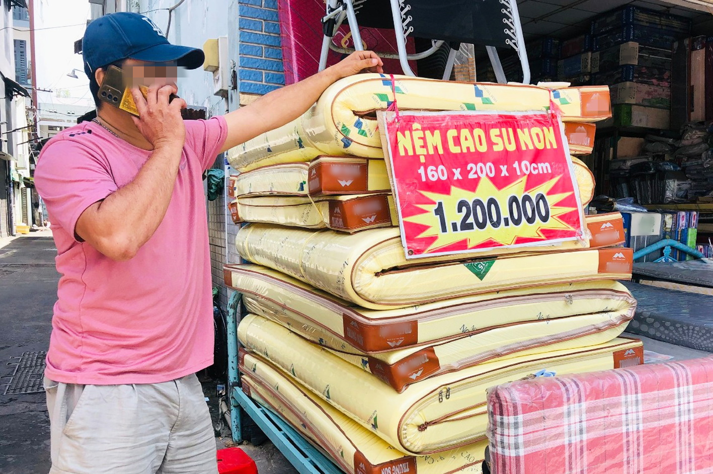 Nệm, gối cao su non giá rẻ trên thị trường không phải được làm từ cao su tự nhiên như lời quảng cáo của người bán hàng - ẢNH: THANH HOA 