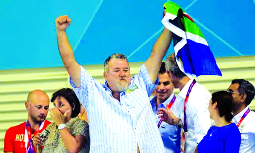 Bert Le Clos ăn mừng sau khi con trai Chad le Clos giành huy chương Vàng ở nội dung bơi bướm 200m nam tại Olympic London 2012 - Nguồn ảnh: Getty Images