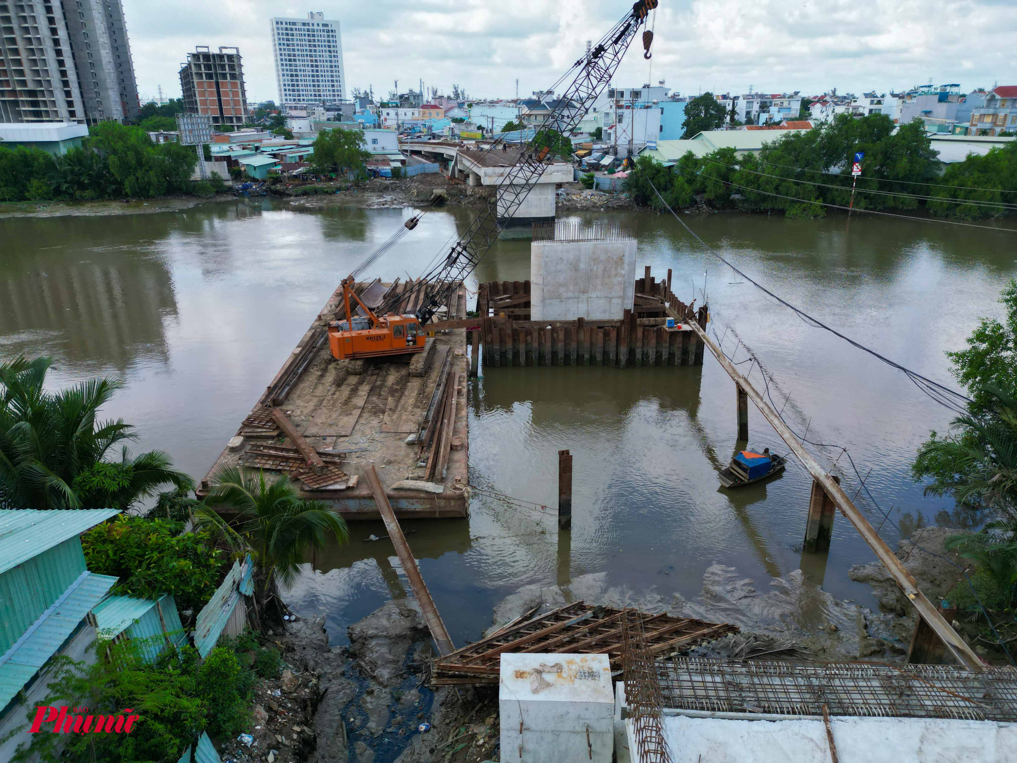 Công trình đang thi công hoàn thành các trụ cầu, các nhịp cầu cũng đang được hoàn thành lao lắp dầm và đang xây bản mặt cầu.