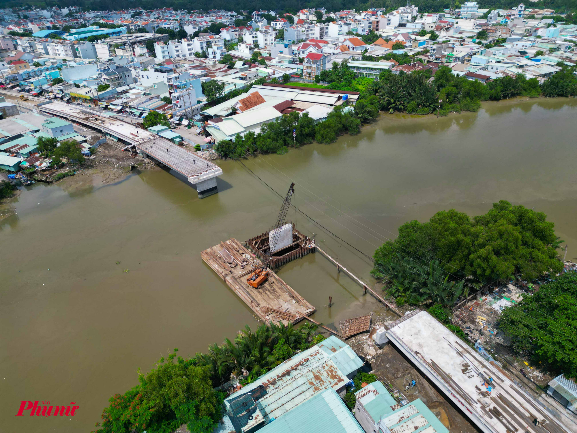 Sau hơn 1 năm khởi công, dự án cầu Rạch Đỉa, huyện Nhà Bè bắt qua sông Rạch Đỉa đã lộ hình hình hài cây cầu dài hơn 300 m. 