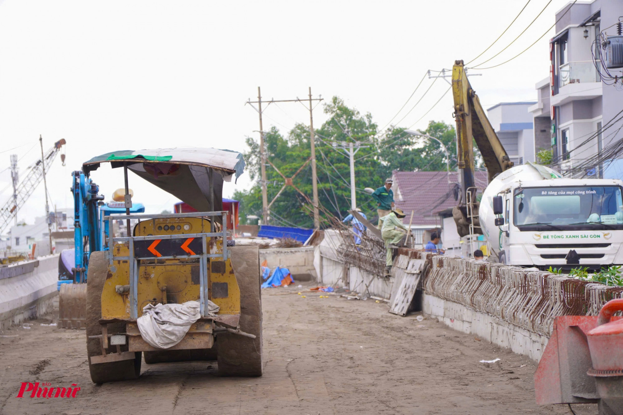 Nền đường, sàn giảm tải của đường dẫn cầu đang hoàn thiện và lắp đặt 95% cống thoát nước. 