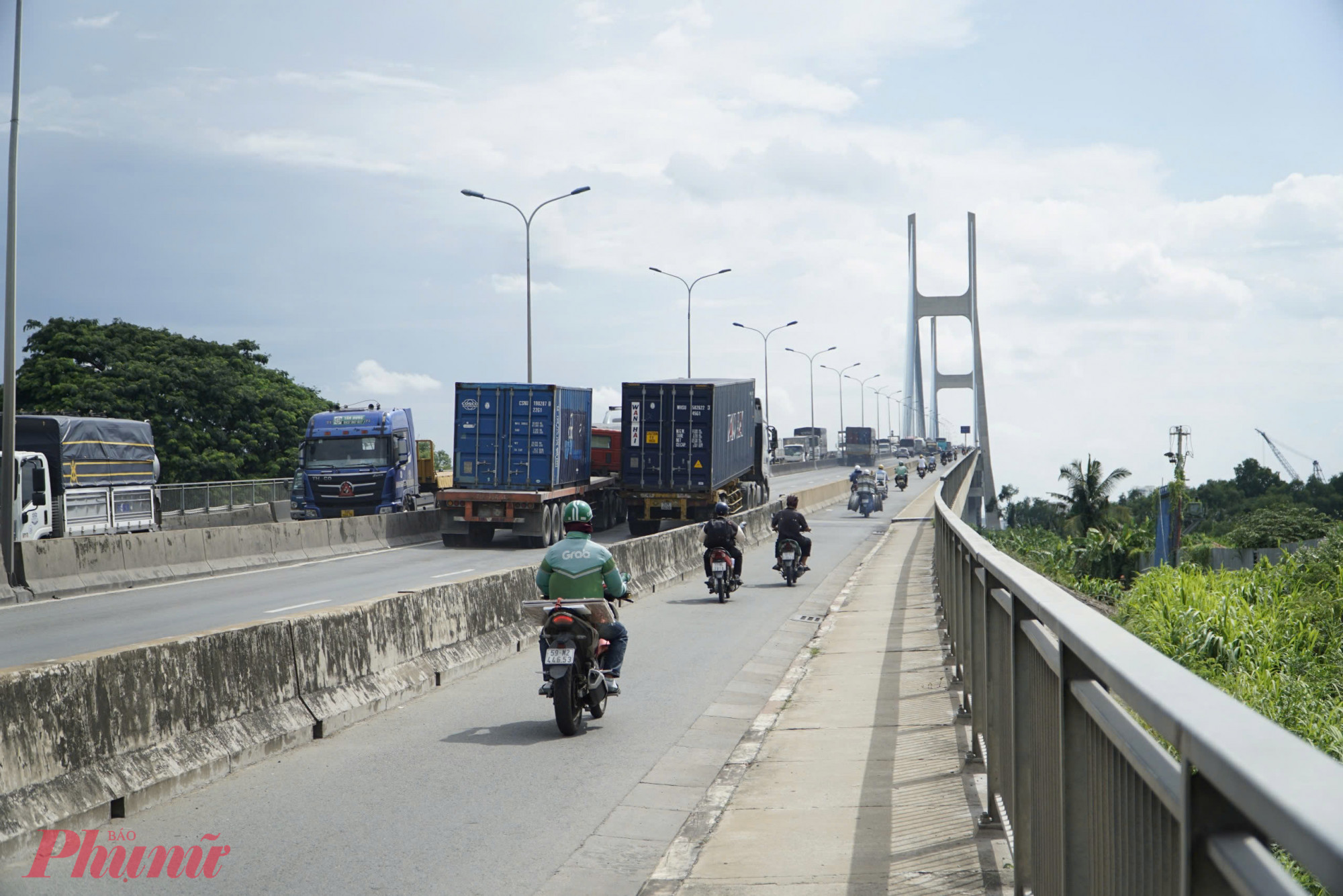 Phương tiêu lưu thông qua cầu Phú Mỹ, TP Thủ Đức - Ảnh: Vũ Quyền 