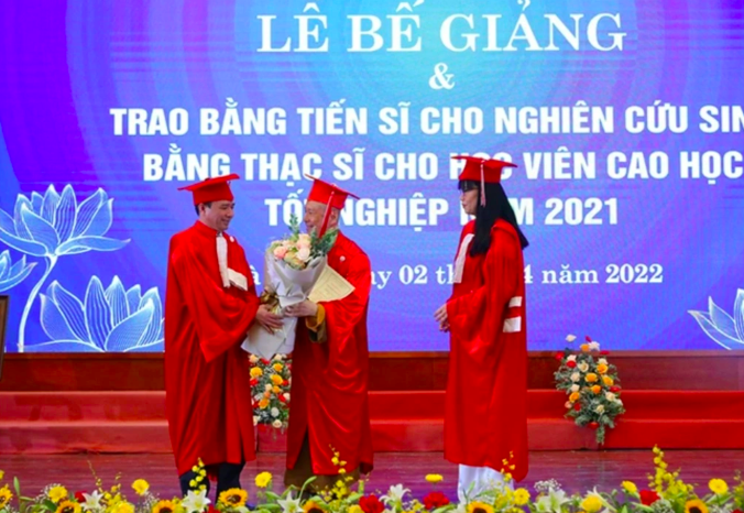 Lãnh đạo Trường ĐH Luật Hà Nội trao bằng tiến sĩ cho ông Vương Tấn Việt năm 2022 (Ảnh: GHPGVN).