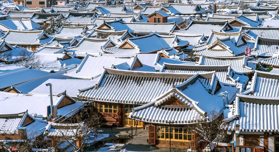 Các điểm du lịch nổi tiếng ở Seoul: gồm các cung điện như Gyeongbokgung, Changdeokgung, Changgyeonggung, Deoksugung; Bảo tàng Nghệ thuật hiện đại và đương đại Quốc gia; Quảng trưởng Gwanghwamun; Làng Hanok Bukchon; Công viên Namsan và tháp Namsan; Nhà Xanh (nơi ở của tổng thống Hàn Quốc), mở cửa cho du khách vào tham quan với 4 tour mỗi ngày. Du khách phải đăng ký trực tuyến ít nhất ba tuần trước chuyến đi. Ngoài ra, Seoul còn nổi tiếng với nhiều tuyến phố như phố thời trang Dongdaemun, khu phố Itaewon, Insangdong, Hongdae... - Ảnh: KKday