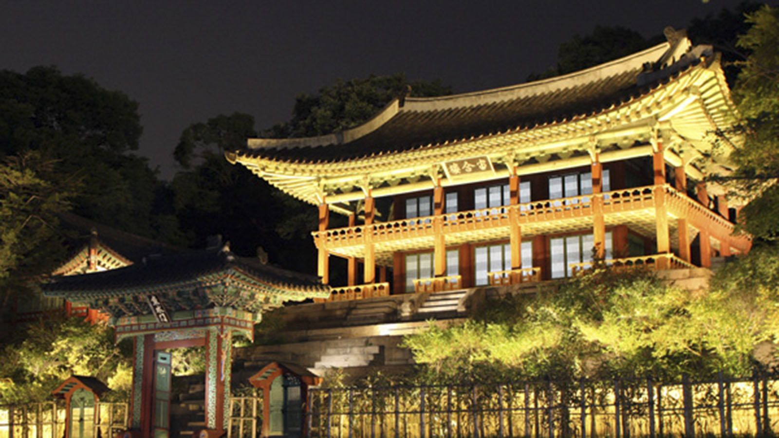 Các điểm du lịch nổi tiếng ở Seoul: gồm các cung điện như Gyeongbokgung, Changdeokgung, Changgyeonggung, Deoksugung; Bảo tàng Nghệ thuật hiện đại và đương đại Quốc gia; Quảng trưởng Gwanghwamun; Làng Hanok Bukchon; Công viên Namsan và tháp Namsan; Nhà Xanh (nơi ở của tổng thống Hàn Quốc), mở cửa cho du khách vào tham quan với 4 tour mỗi ngày. Du khách phải đăng ký trực tuyến ít nhất ba tuần trước chuyến đi. Ngoài ra, Seoul còn nổi tiếng với nhiều tuyến phố như phố thời trang Dongdaemun, khu phố Itaewon, Insangdong, Hongdae...