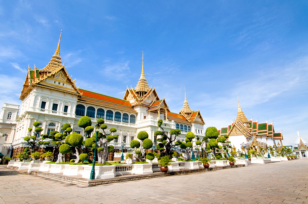 Bangkok (Thái Land): Lượng khách du lịch đến Bangkok ngày càng tăng mỗi năm đã chứng minh rằng Bangkok luôn là một thành phố được du khách ưa chuộng.  Đối với các điểm tham quan du lịch chính ở Bangkok , hầu hết trong số chúng là các di tích lịch sử hoặc các địa điểm tôn giáo như các ngôi đền ở Bangkok . Có kiến ​​trúc đẹp, tranh tường và cũng quan trọng trong Lịch sử , chẳng hạn như Wat Phra Sri Rattanasamaram (Phra Kaew), Wat Phra Chetuphon Wimon Mangalaram ( wat pho ), wat arun Ratchawararam, Wat Sra Ket và Phra Bor Banphot ( núi Vàng ), Wat Ratchanadda, Wat Traimit, Wat Benchamabophit, Wat Bowonniwet Vihara Suthasan, Wat Thep Wararam, v.v.   Ngoài ra còn có những địa điểm thú vị khác như cung điện, bảo tàng, công viên, cũng như nhiều trung tâm mua sắm khác nhau ở Bangkok . Có cả những nơi thư giãn như Chợ cuối tuần Chatuchak , Chợ Sampeng, chợ đêm Yaowarat và Phahurat hoặc cấp độ sang trọng như nhiều cửa hàng bách hóa hàng đầu ở tất cả các khu vực của Bangkok.