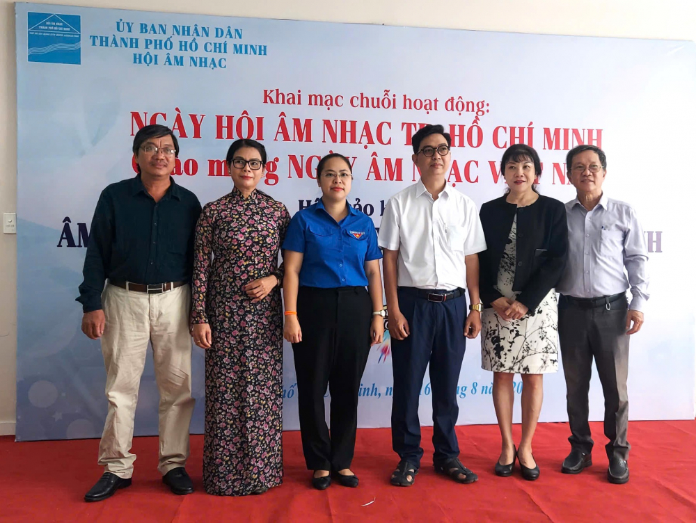 Các đại biểu dự khai mạc 