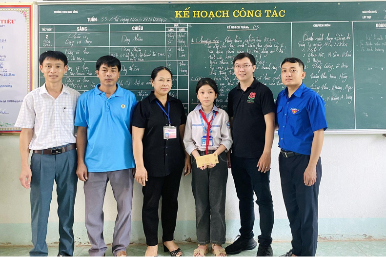 Học bổng Bông Hồng Nhỏ Yêu Thương được trao tận tay học sinh nghèo vượt khó ở Nghệ An trong năm học 2023 - 2024 - Ảnh:  