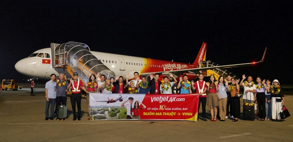 Vietjet kỷ niệm 10 năm hành trình bay Buôn Ma Thuột - Vinh với hơn 5.000 chuyến bay, chuyên chở gần 1 triệu lượt hành khách - Ảnh: Vietjet