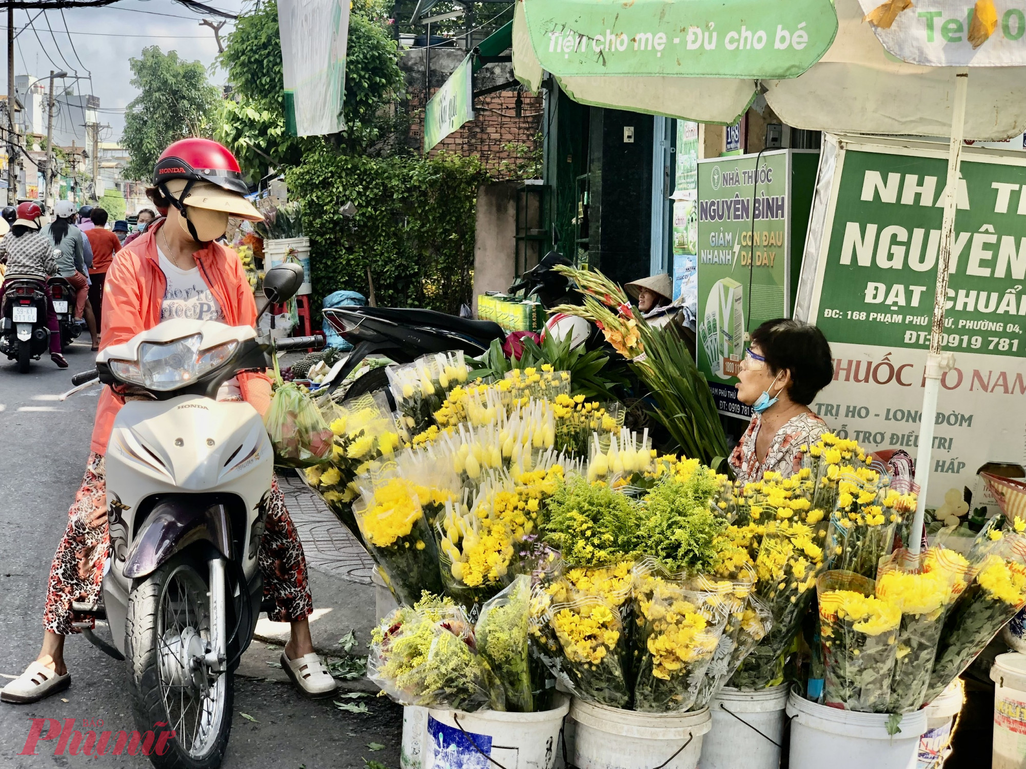 Theo ghi nhận của chúng tôi, trong các loại hoa thì đa phần khách sẽ chọn mua hoa cúc để tiết kiệm chi phí.