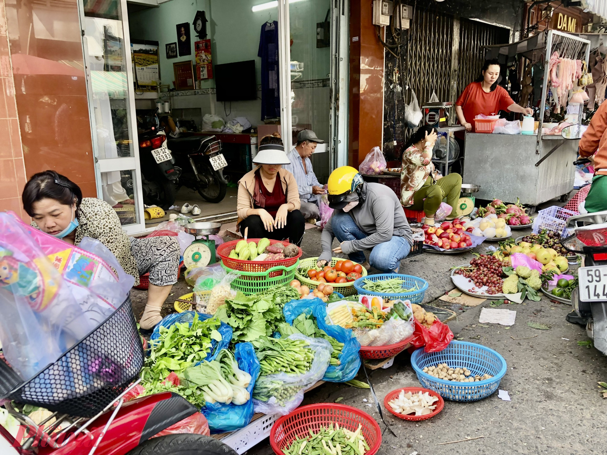 Theo các tiểu thương tại chợ Bình Tiên, so với rằm tháng 7 Âm lịch các năm trước, nhu cầu mua các loại rau vẫn giảm 40-50%.