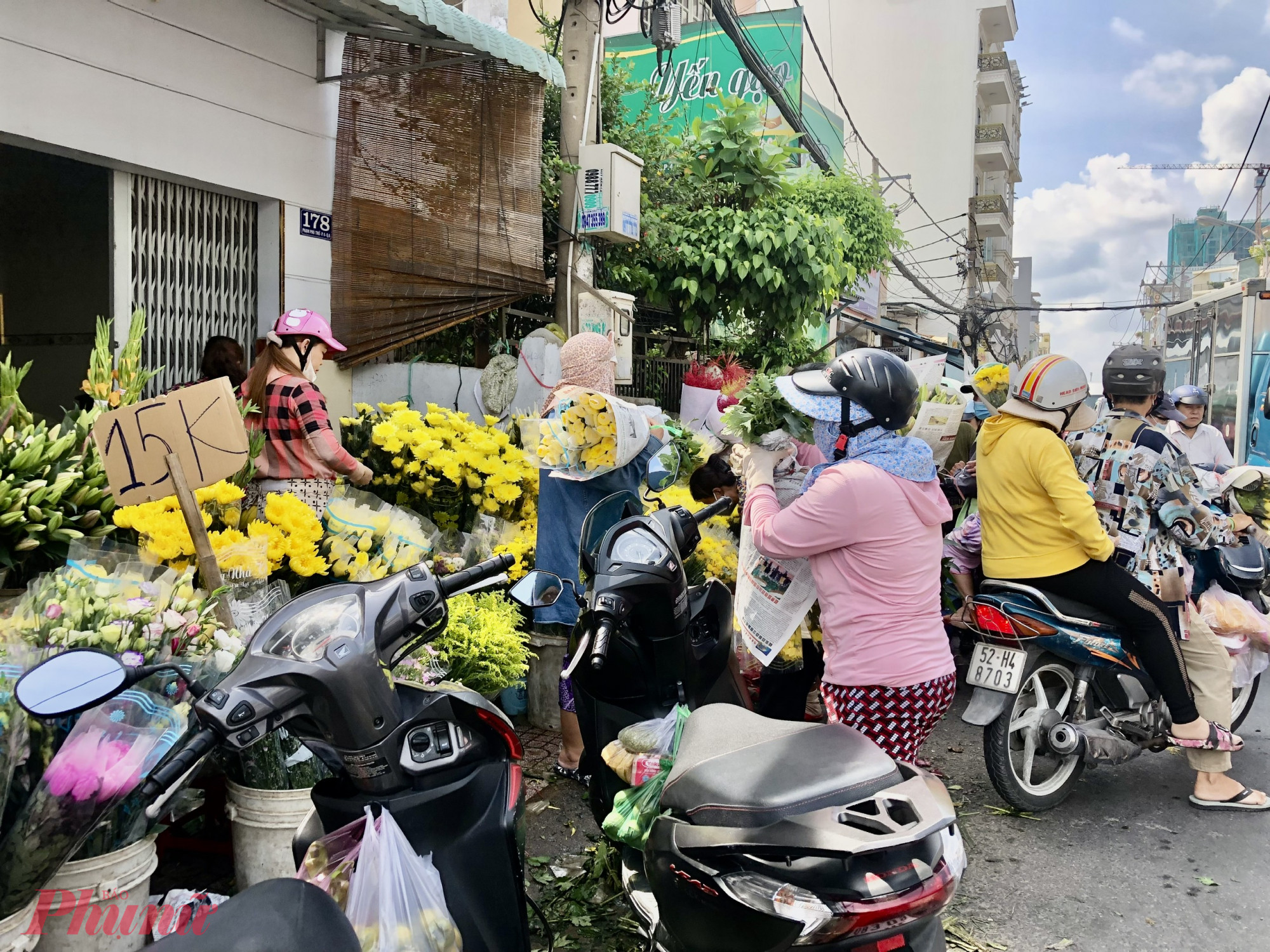 Trên đường Phạm Phú Thứ (quận 6, TPHCM) có hàng chục điểm bán hoa. Những ngày này lượng khách mua khá đông nên khu này luôn trong tình trạng kẹt xe.